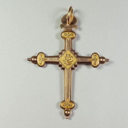  Pendentif "Croix Jeannette" dentelée, en or jaune 18K (750/oo) creux, la croisée...