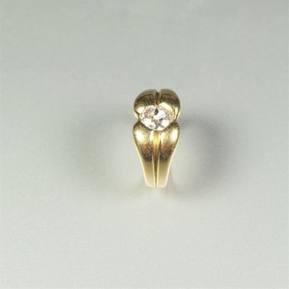 null Bague en or jaune 18K (750/oo) formant quatre godrons enserrant un diamant ovale...