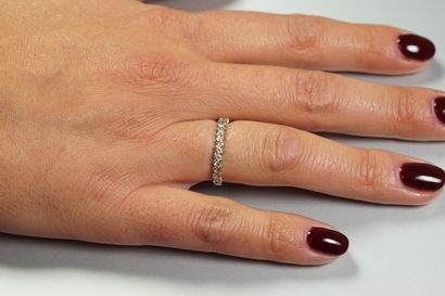 null Demi alliance en or gris 18K (750/oo) ornée de diamants taille brillant en serti...