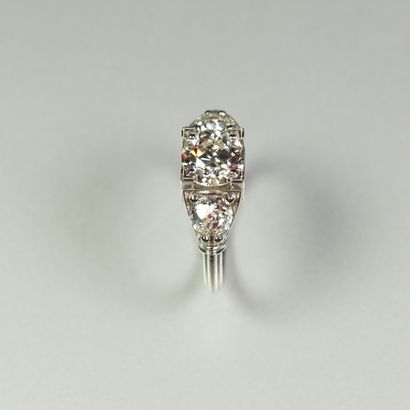null Bague en or gris 18K (750/oo), de style Art Déco, centrée d'un diamant taille...