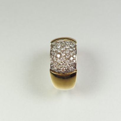 null Bague "Jonc bombé" en or jaune 18K (750/oo) centrée d'un pavage de diamants...
