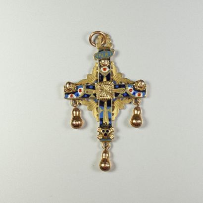  Pendentif "Croix du Puy en Velay", en or jaune 18K (750/oo) à décor émaillé polychrome...