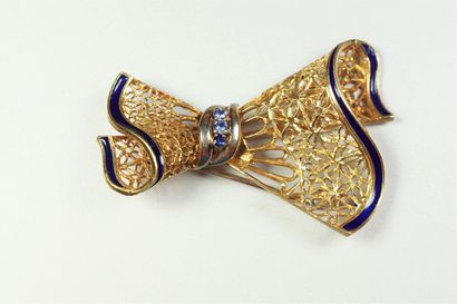 null Broche "Noeud de ruban" en or 18K (750/oo) de deux tons à décor de dentelle...