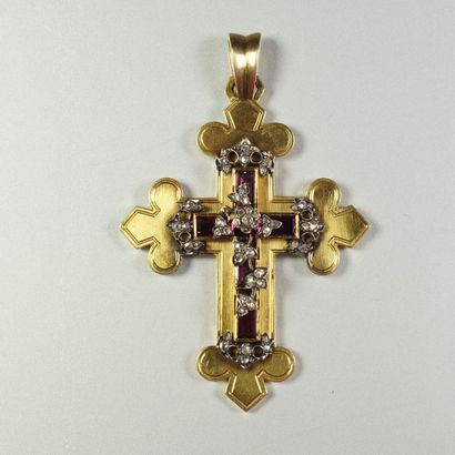  Croix pendentif en or jaune 18K (750/oo) lisse à bordure, recentrée d'une Croix...