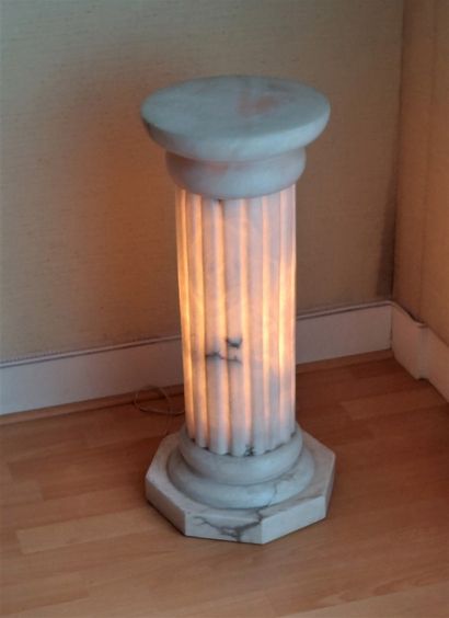 null Low alabaster lighting column. Height : 64cm. 64cm.