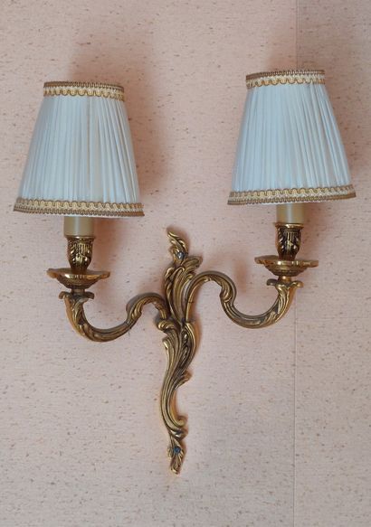 null Lot composed of gilded brass chandeliers and wall lights with pendants