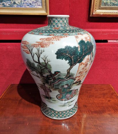 null 
Vase en porcelaine polychrome à décor de personnage dans un paysage. Chine....
