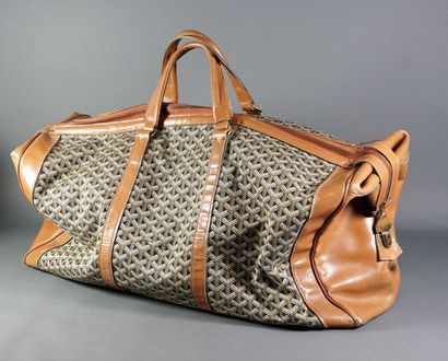 Maison GOYARD 
Brown cloth and leather travel bag, gold metal trimmings, cloth interior...