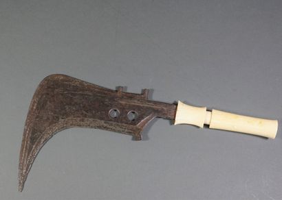 null Throwing weapon - hooked iron with two holes. Ivory handle (Africa). Size :...