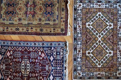 null Trois petits tapis d'orient fond rouge ( usures importantes) 91 x 62 - 91 x...