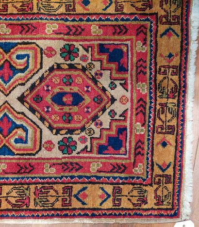 null Small oriental carpet with geometric decoration (wear and restoration) 88 x...