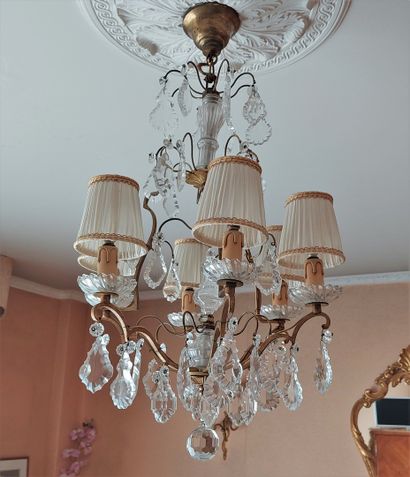null Lot composed of gilded brass chandeliers and wall lights with pendants