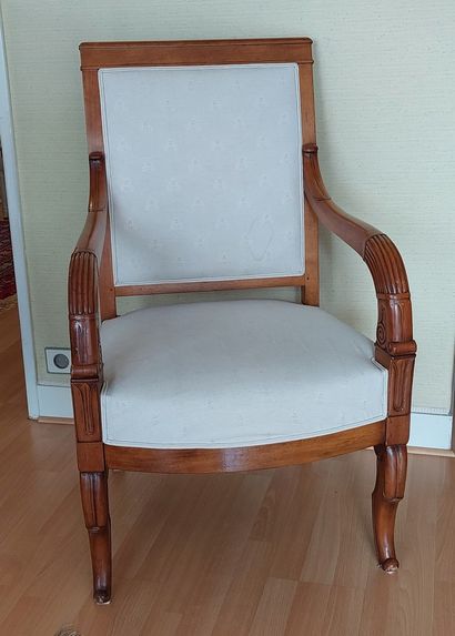 null Paire de fauteuils en bois naturel de style Charles X. Haut. : 98cm.