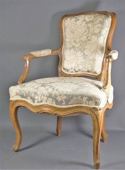 null Pair of armchairs in natural wood upholstered with a floral pattern fabric....