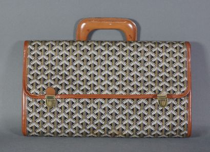 Maison GOYARD 
Brown cloth and leather folding bag, gilded metal trimmings, ochre...