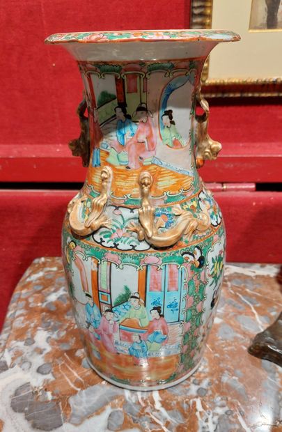 null 
Paire de vases en porcelaine polychrome à décor de personnages, fleurs et oiseaux...