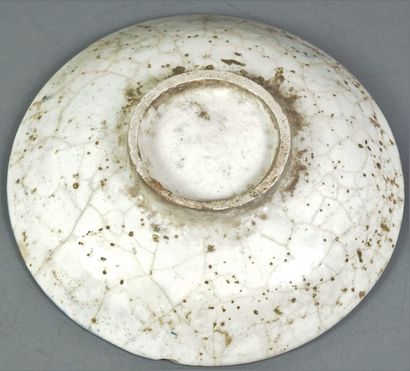 null A small heel dish in cracked glazed earth decorated with garlands and stylized...