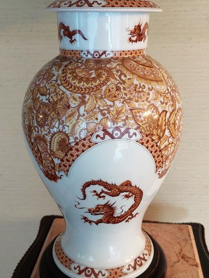 null Porcelain vase with dragon decoration, mounted as a lamp. Height : 39cm. 39cm...