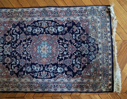 null Petit tapis Persan à décor de fleurs et rinceaux sur fond bleu et chocolat 125...