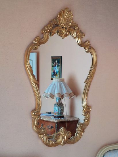 null Gilded wood glass decorated with a shell, a small gilded wood bracket is attached....