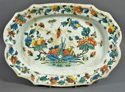 SINCENY Oval earthenware dish with polychrome decoration. 18th century (accidents,...