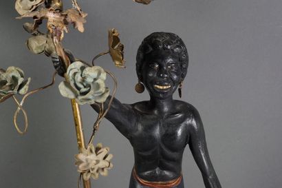 null Luminaire en bois sculpté et bronze figurant un noir portant une branche fleurie...