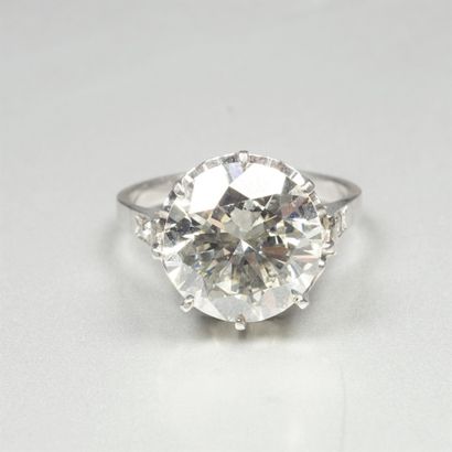 DIANMANT TAILLE BRILLANT Bague en platine (850/oo) centrée d'un diamant taille brillant...