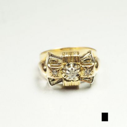 null Bague "Noeud Papillon" en or 18K (750/oo) centrée d'un diamant taille brillant...