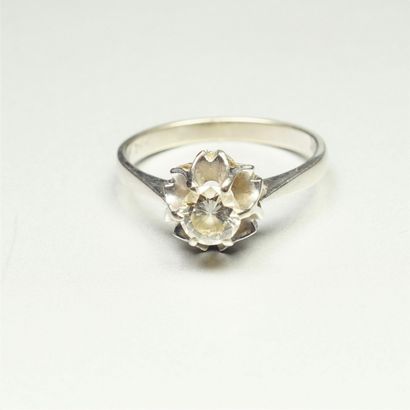 null Bague solitaire en or gris 18K (750/oo) centrée d'un diamant taille brillant...