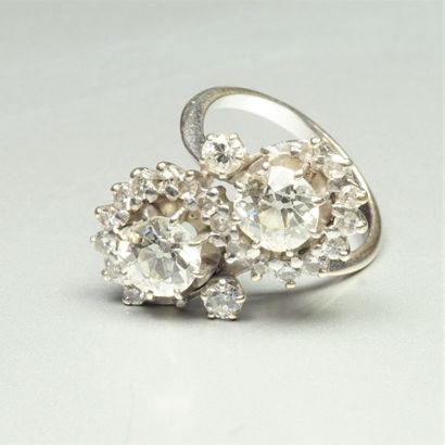 null Bague "Toi et Moi" en or gris 18K (750/oo) sertie de deux diamants ronds taille...