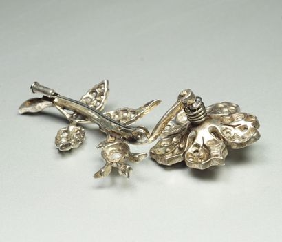 null Broche "Trembleuse" en argent (800/oo) figurant une fleur d'églantier sur sa...