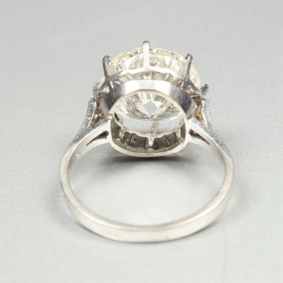 DIANMANT TAILLE BRILLANT Bague en platine (850/oo) centrée d'un diamant taille brillant...