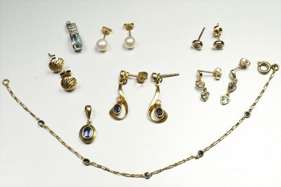 null "Lot de petits bijoux en or jaune 18K (750/oo) comprenant deux pendentifs et...