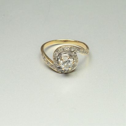 null Bague "Tourbillon" en or 18K (750/oo) de deux tons centrée d'un diamant taille...