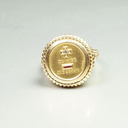 A. AUGIS Bague en or jaune 18K (750/oo), le plateau rond centré d'une médaille portant...
