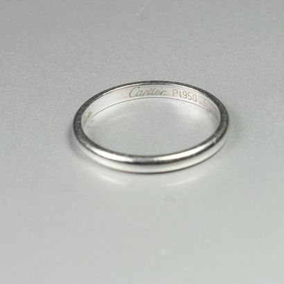 CARTIER Alliance en platine (950/oo) lisse de forme bombée. Signée et numérotée ABH...