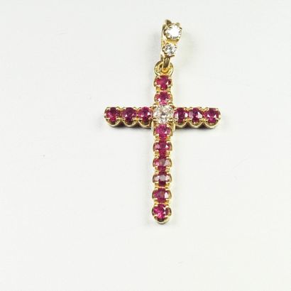 null Pendentif Croix en or jaune 18K (750/oo) sertie de rubis ronds et centrée d'un...