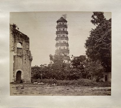 CHINE Canton : Flower Pagoda, les jonques, statues, cour d'un temple, 1863-1880....