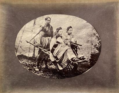 CHINE - WILLIAM SAUNDERS (1832-1892) Femmes aux petits-pieds dans une charrette à...