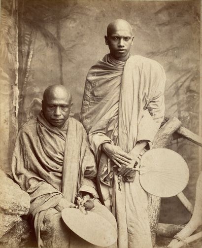CEYLAN - W.L.H. SKEEN & Co. Moines bouddhistes, ca. 1890. Photographie. Tirage albuminé...