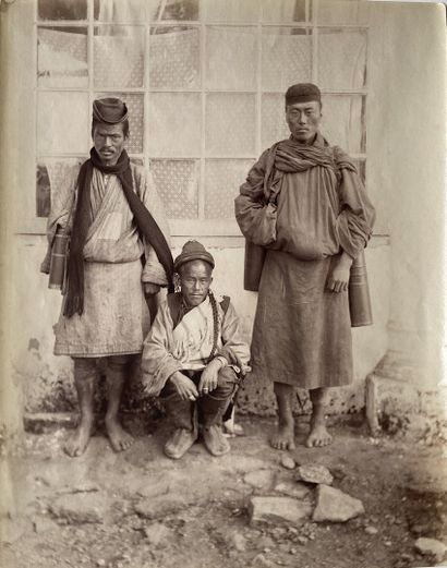 INDE "Group of Bhooteas, Darjeeling", ca. 1880. Photographie. Tirage albuminé légendé...