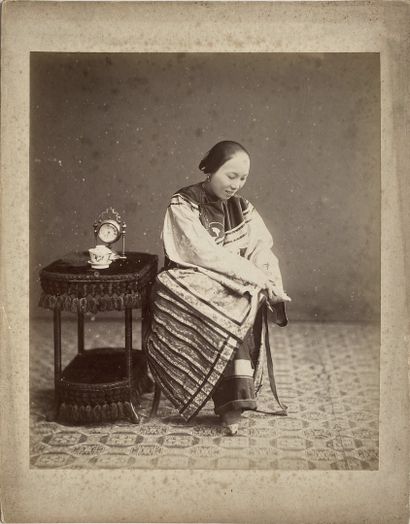 CHINE "Femme chinoise aux petits pieds", ca. 1880. Photographie. Tirage albuminé...