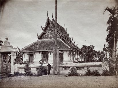 CAMBODGE Temple à Phnom-Penh, ca. 1890. Photographie. Tirage albuminé. Image : 23,5...