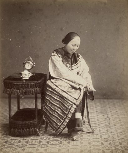 CHINE "Femme chinoise aux petits pieds", ca. 1880. Photographie. Tirage albuminé...