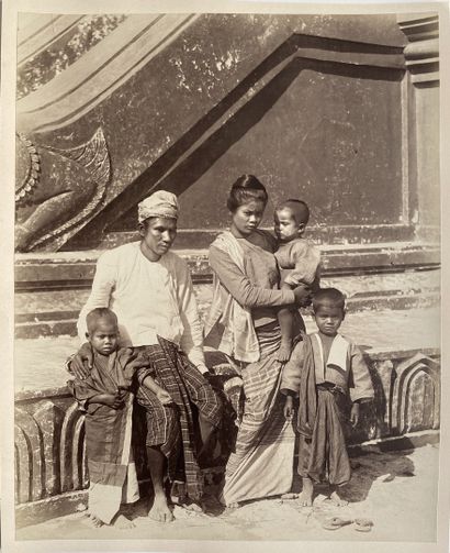 BIRMANIE Famille, ca. 1868-1870. Photographie. Tirage albuminé monté sur carton.Image...