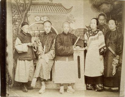 CHINE Famille en studio, ca. 1890. Photographie. Tirage albuminé. 16,5 x 21,5 cm