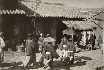 CHINE - AUGUSTE FRANÇOIS (1857-1935) Cortège funéraire, enfant dans la rue, Yunnanfu,...