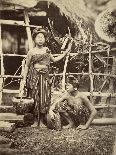 SIAM – PIERRE JOSEPH ROSSIER (1829-1886) Femmes devant une barrière, 1862. Photographie....