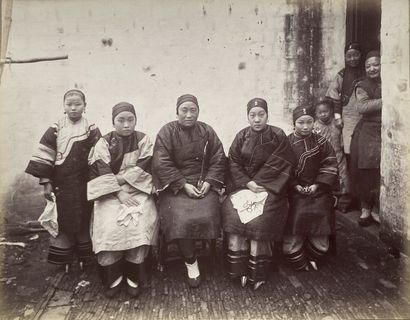 CHINE Famille avec femmes aux petits pieds, Shanghai, ca. 1880. Photographie. Tirage...