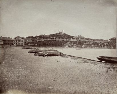 CHINE Barques sur la plage, Chefoo, ca. 1880. Photographie. Tirage albuminé monté...
